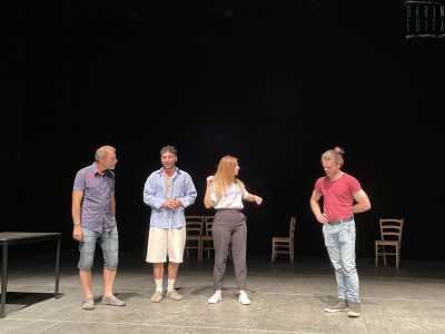 �La cosa pi� stimolante del teatro � quella di poter vivere tante vite: oggi sei un re domani un serial killer�, afferma con entusiasmo il 27enne Edoardo (a destra in foto)